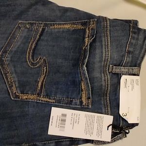 NWT SILVER JEANS // SUKI SLIM LEG MID RISE CURVY